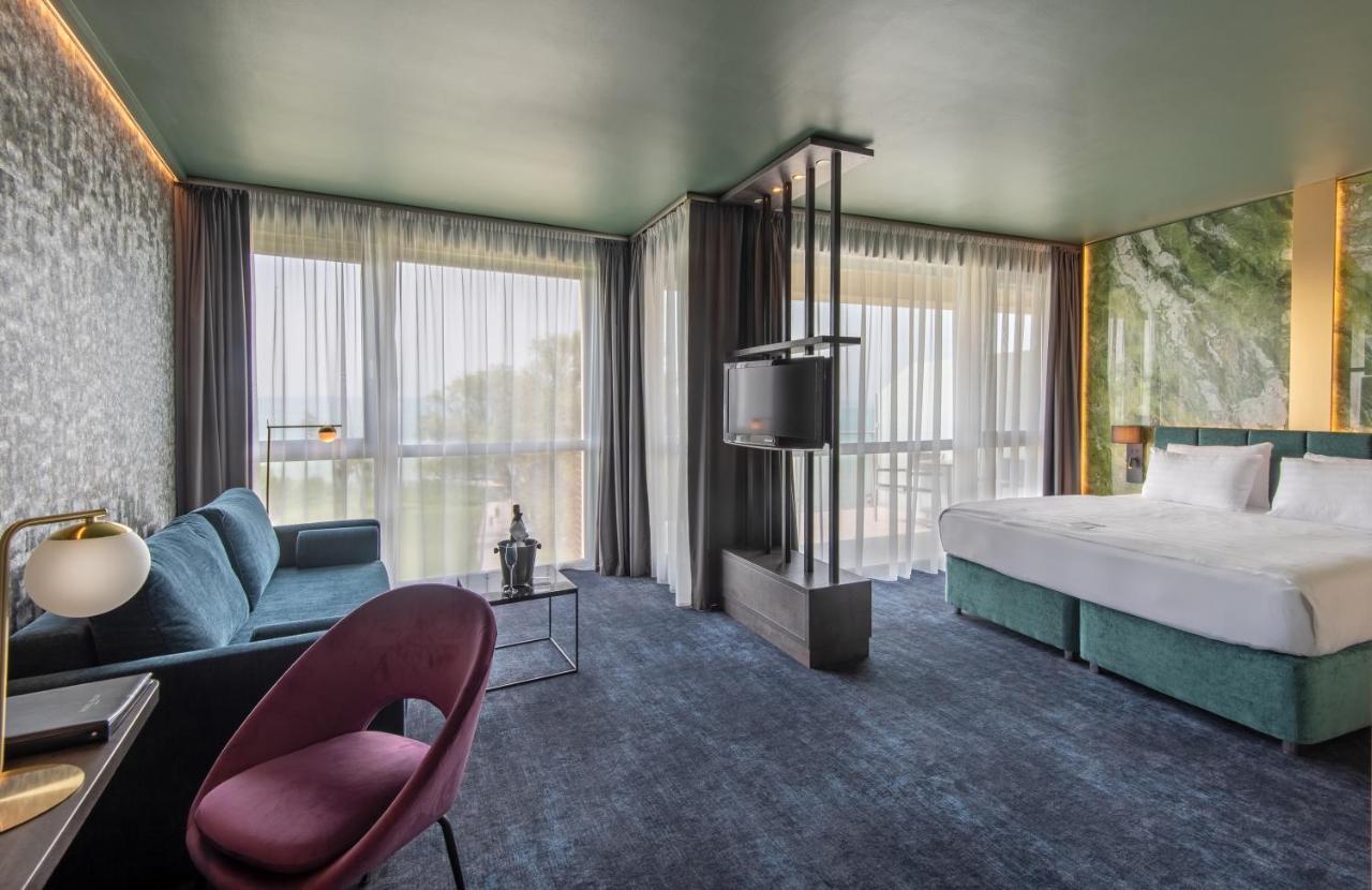 Azur Premium Hotel